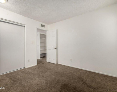 3109 W Harmont Drive - Photo Thumbnail 12