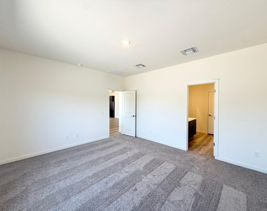 634 W Red Hawk Court - Photo Thumbnail 7