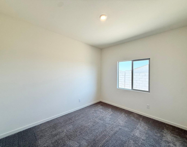 634 W Red Hawk Court - Photo Thumbnail 15
