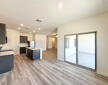 634 W Red Hawk Court - Photo Thumbnail 4