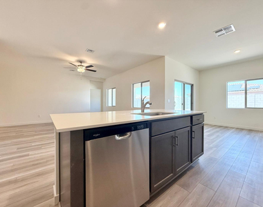 634 W Red Hawk Court - Photo Thumbnail 3