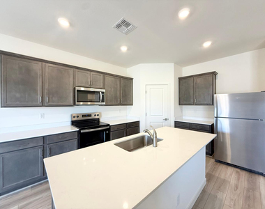 634 W Red Hawk Court - Photo Thumbnail 2