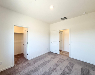 634 W Red Hawk Court - Photo Thumbnail 14