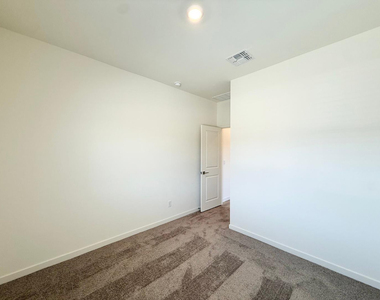 634 W Red Hawk Court - Photo Thumbnail 11
