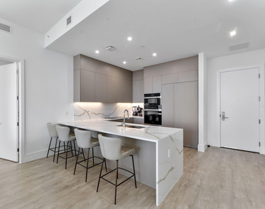 220 Lake Shore Drive - Photo Thumbnail 6