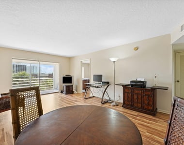 1638 Embassy Drive - Photo Thumbnail 3