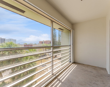 1638 Embassy Drive - Photo Thumbnail 16