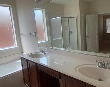 3034 Lakefield Drive - Photo Thumbnail 16
