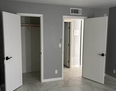 1820 E Morten Avenue - Photo Thumbnail 12