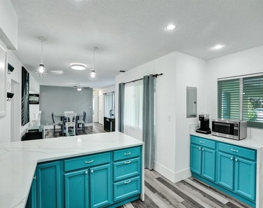 708 Ne 24th Avenue - Photo Thumbnail 7