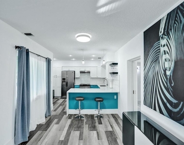 708 Ne 24th Avenue - Photo Thumbnail 5