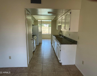 13243 N 47th Place - Photo Thumbnail 6