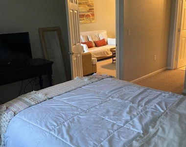 2060 Greenview Shores Boulevard - Photo Thumbnail 9