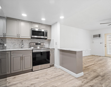 1110 N Riverside Drive - Photo Thumbnail 15