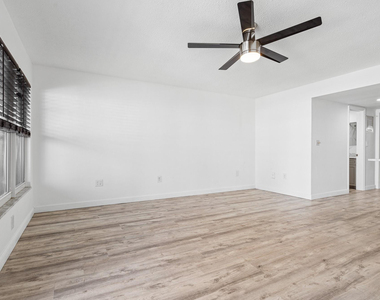 1110 N Riverside Drive - Photo Thumbnail 12