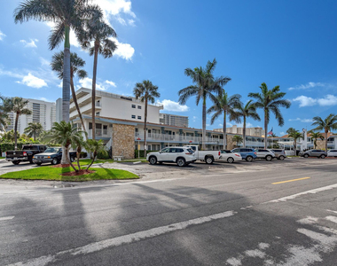 1110 N Riverside Drive - Photo Thumbnail 3