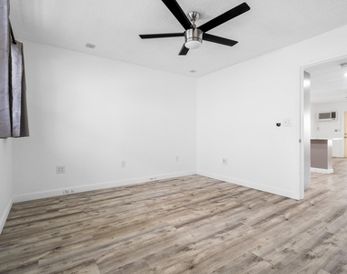 1110 N Riverside Drive - Photo Thumbnail 21