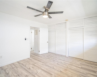 1110 N Riverside Drive - Photo Thumbnail 10