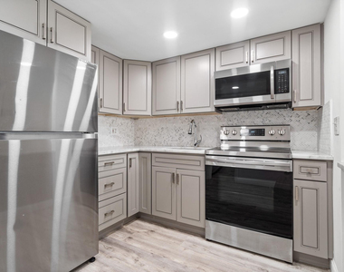 1110 N Riverside Drive - Photo Thumbnail 16