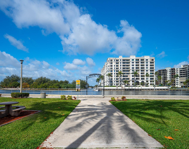 1110 N Riverside Drive - Photo Thumbnail 31
