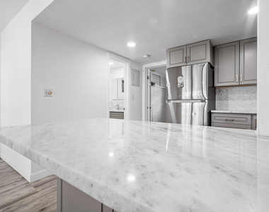 1110 N Riverside Drive - Photo Thumbnail 32