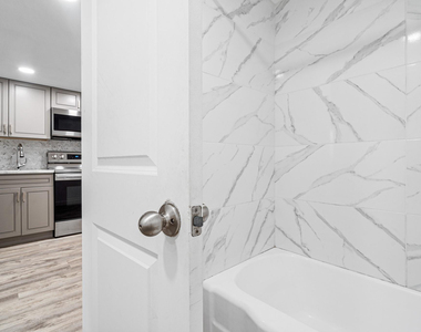 1110 N Riverside Drive - Photo Thumbnail 19
