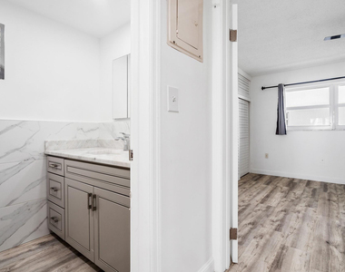 1110 N Riverside Drive - Photo Thumbnail 18