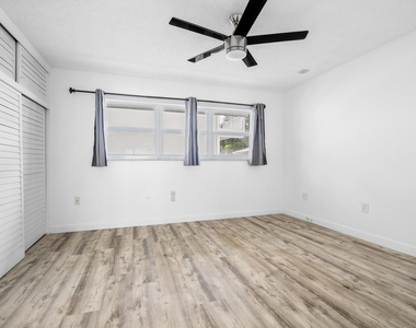 1110 N Riverside Drive - Photo Thumbnail 20