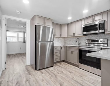 1110 N Riverside Drive - Photo Thumbnail 14