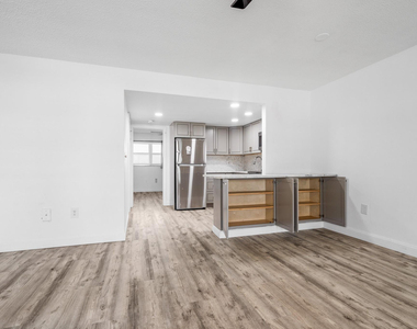 1110 N Riverside Drive - Photo Thumbnail 28