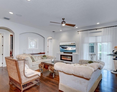218 Tresana Boulevard - Photo Thumbnail 11