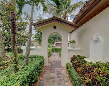 218 Tresana Boulevard - Photo Thumbnail 2
