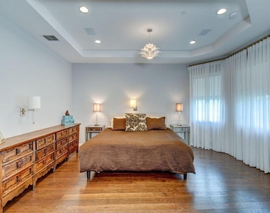 218 Tresana Boulevard - Photo Thumbnail 16