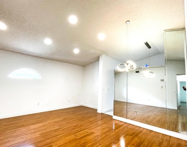 5851 Bristol Lane - Photo Thumbnail 5