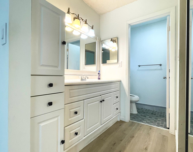 5851 Bristol Lane - Photo Thumbnail 8