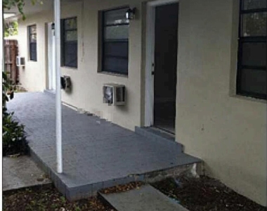 1621 Nw 7th Terrace - Photo Thumbnail 2
