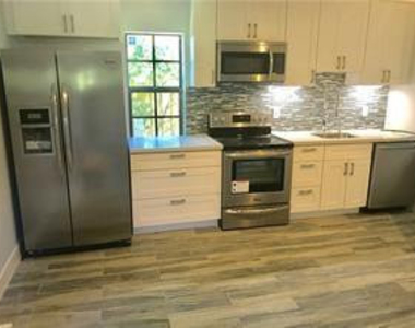 905 Ne 28th Street - Photo Thumbnail 1