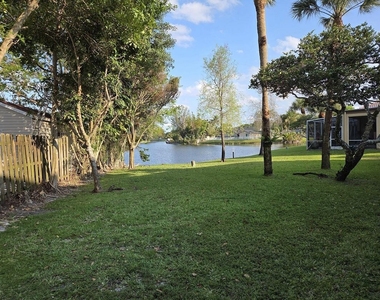 1888 Sw 53rd Avenue - Photo Thumbnail 2