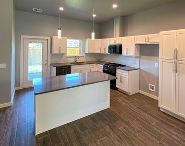 605 Remington Avenue - Photo Thumbnail 3