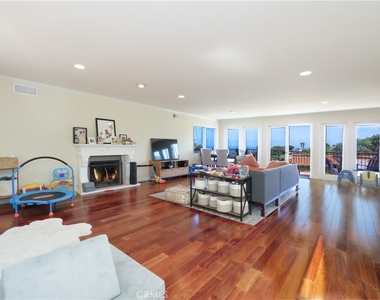 345 Palos Verdes Drive W - Photo Thumbnail 1