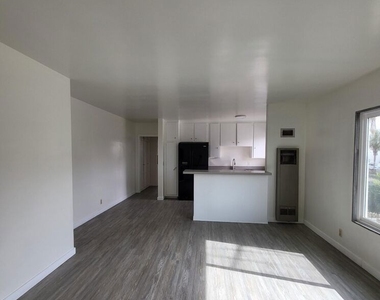 933 S Norton Avenue - Photo Thumbnail 1