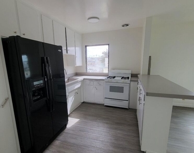 933 S Norton Avenue - Photo Thumbnail 2