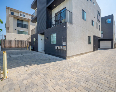 246 N Dillon Street - Photo Thumbnail 3