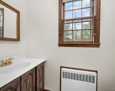 7 Shaw Lane - Photo Thumbnail 12