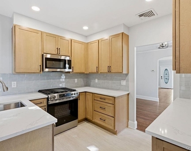 526 Carroll Avenue - Photo Thumbnail 2