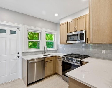 526 Carroll Avenue - Photo Thumbnail 3