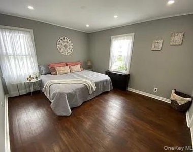 4 West Court - Photo Thumbnail 2