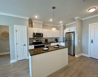 75 E Hoffman Avenue - Photo Thumbnail 8