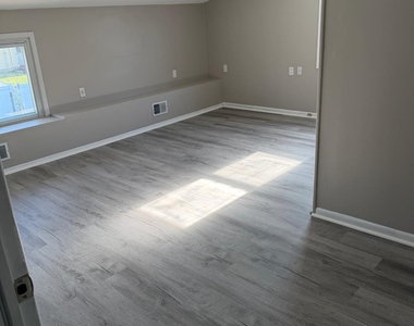 120 W Warren Street - Photo Thumbnail 8