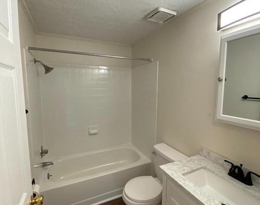 1005 Lower Clubhouse Drive - Photo Thumbnail 5